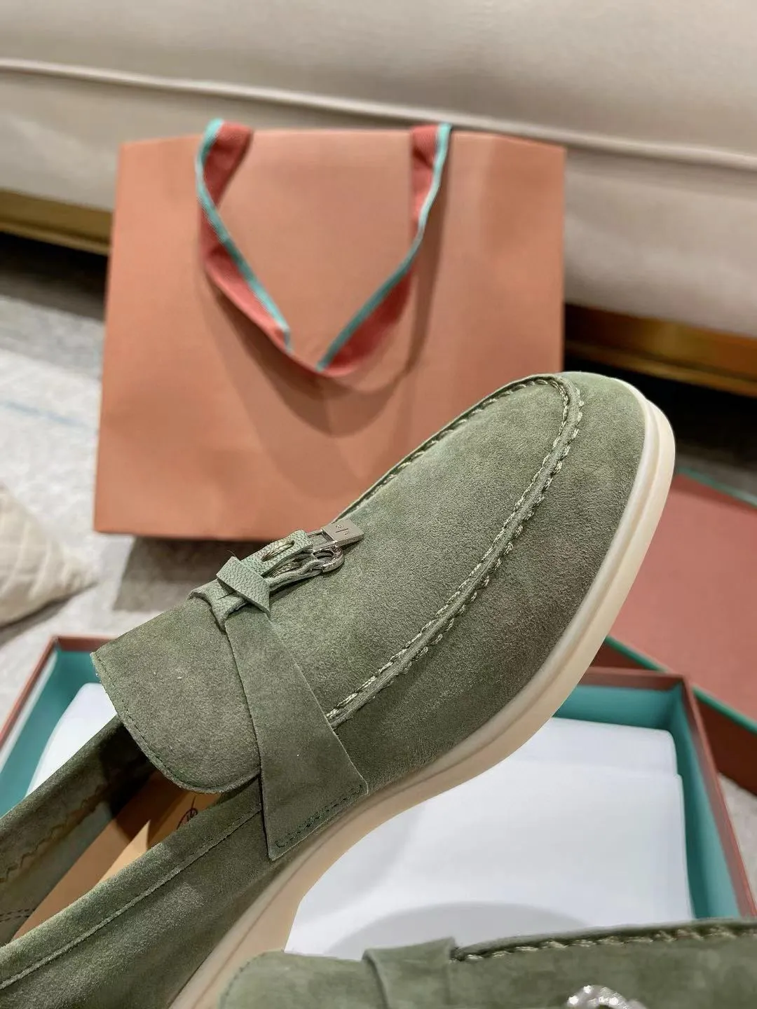 Factory price: 520💰4050 new color. Original purchase, 1⃣️: 1⃣️ folded and developed, Loro Piana professional model to try on feet, quality purchase level, flash sale of common products on the market, welcome to compare, original packaging. Fabric: Imported from Italy🐑High mercerized shearling, Lining: Hand-sewn mark thread in water-dyed cowhide imported from Italy🧵, high-end and elegant. Comfortable on the feet. Size: Women's 35-42 (41, 42) customized, non-returnable, men's 38-45 (46, 47, 48) customized, non-refundable. Fashionable boutiques that you can’t miss, a must-have item
